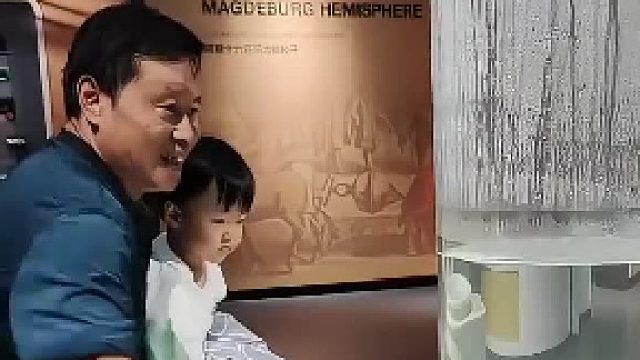为了让孙儿看到旋涡，姥爷单身摇旋涡累并快乐着