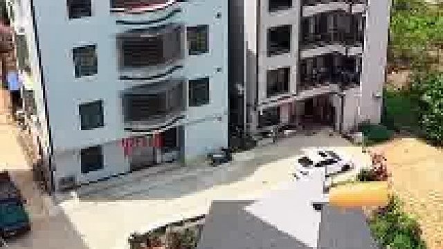 邻居和我商量把我家门前鱼塘填平，他出全部材料和人工，这样我还能做个地坪来用，该不该答应他呢  ​