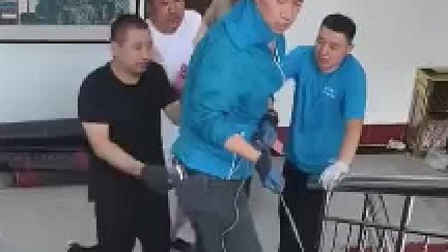 几个人合伙拽楼梯上的地毯，地毯拽破后却只有一个人倒下