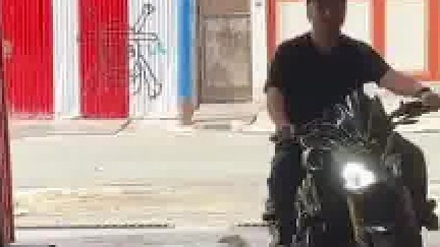 男子骑车进门时，老鼠刚好过去，结果被压了一下