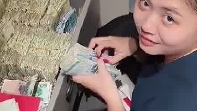 女子拍下摆摊收到的零钱，整整齐齐堆满一个抽屉