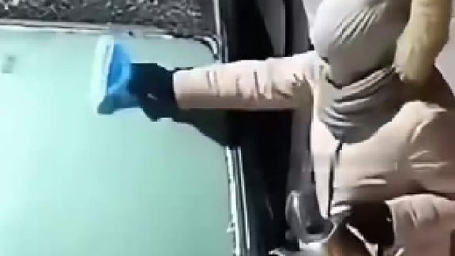 网上教的给汽车除冰方法，女子信以为真，结果意料之中