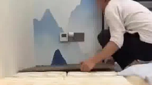宝爸用废旧泡沫箱与纸板给孩子拼了个床，甚至是已经发黑满是污渍