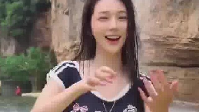 女生夏日去玩水体验漂流，在皮艇上欢快跳手势舞  ​