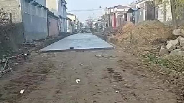 村里修路受阻，门口停工引热议：路过不问声