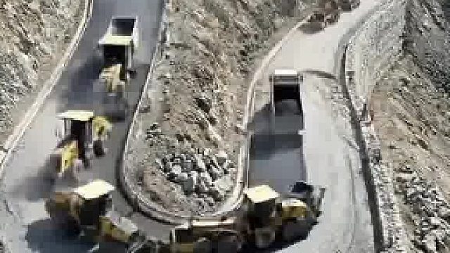 急速抢修“死亡弯道”10天通车，悬崖造路尽显基建实力  ​