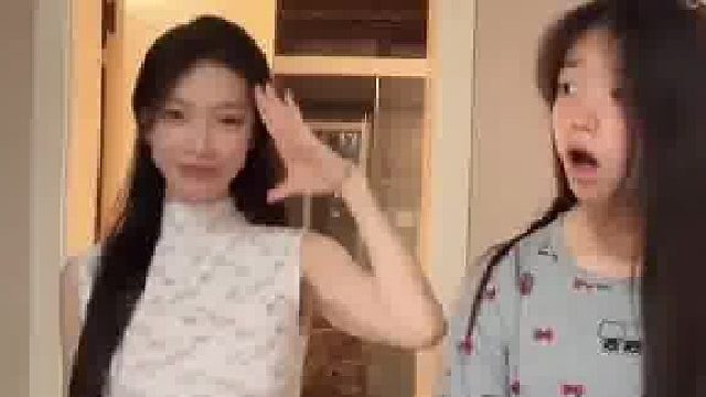 女子在女儿面前自信跳完舞，结果女儿一脸嫌弃  ​