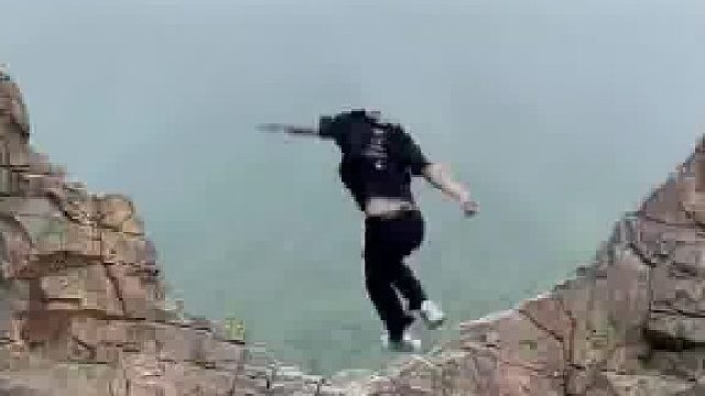 男子到关山湖挑战30秒出片，结果没想到纵身一跃“消失”了