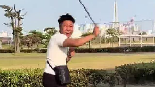 男子在公园看见一条小蛇，迅速抓住尾巴直接甩飞几米远