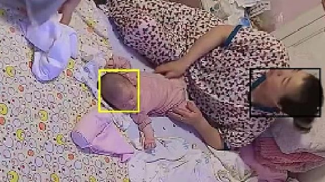 妈妈小心翼翼上床拿东西，结果下一秒床就被坐塌