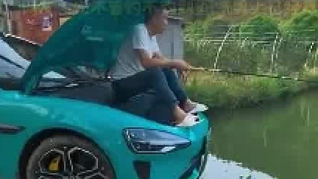男子钓鱼用小车当钓台，钓鱼界的天花板，顶级配置  ​
