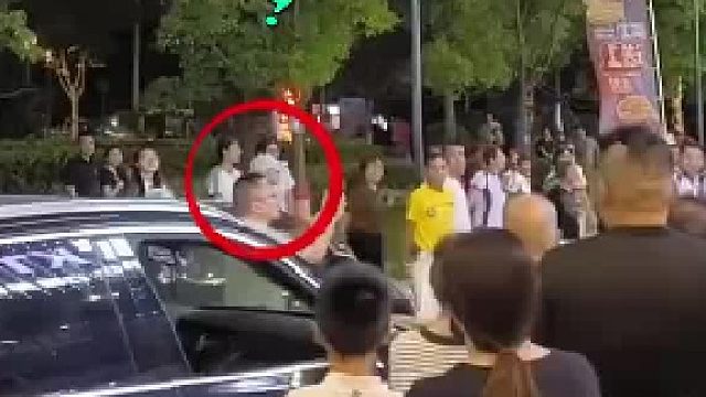 路被跳广场舞的大爷大妈堵住，车被夹在中间出不去，司机长按喇叭也没人给让道
