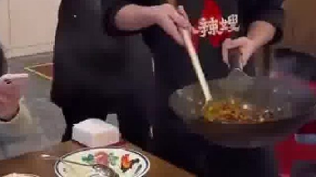 大妈在车盖上晒鞋，车主远程启动发动机大，妈反应惊呆众人