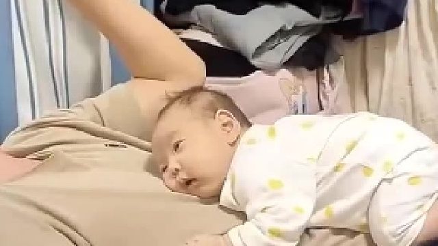 女儿趴在爸爸的肚子上睡觉，突然被爸爸颤抖的肚子吓醒