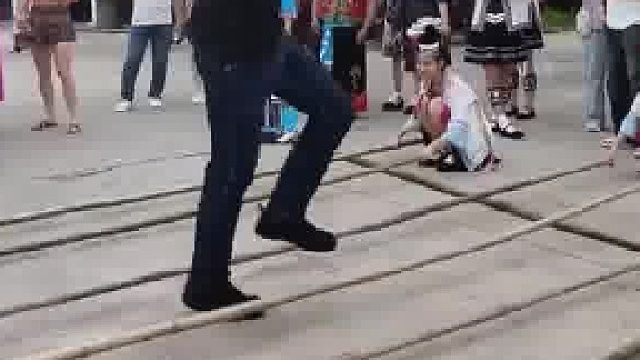 第一次尝试跳竹竿的老外，顺着节奏完美通过