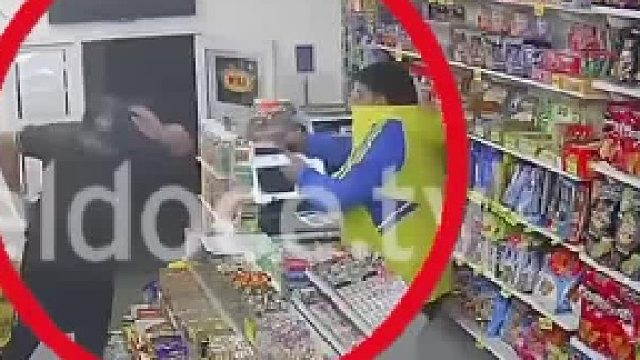 阿根廷一男子遭遇抢劫果断开枪反击 事发监控画面曝光
