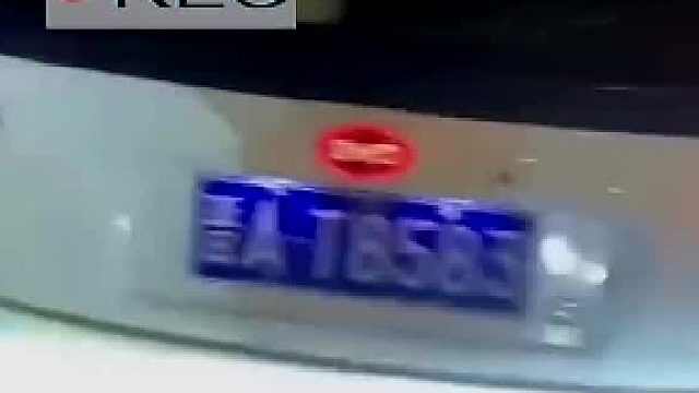 大叔发现车子被套牌，于是把视频车主拦了下来