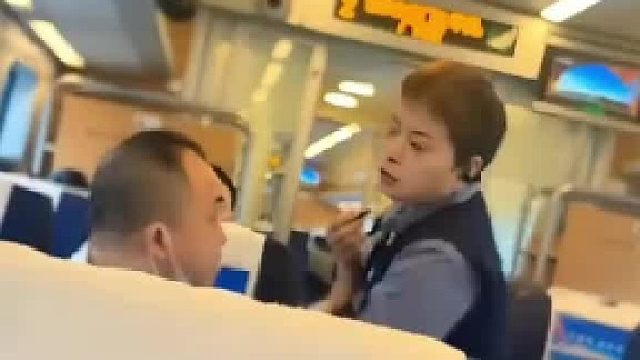 带孩子坐高铁被陌生女子故意刁难， 无缘无故大声指责孩子太吵