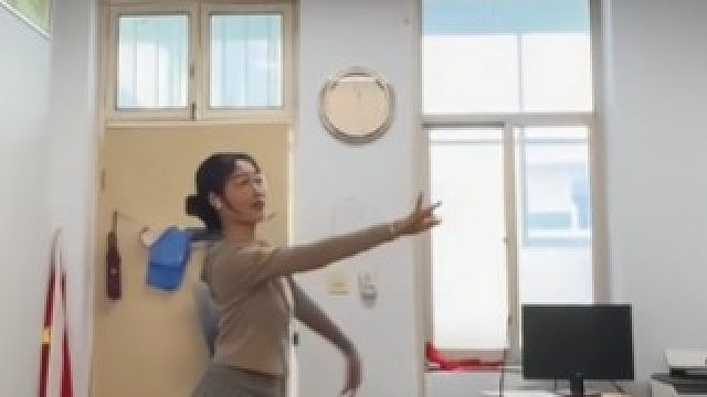 当体育老师遇到备课的音乐老师，两个人都不知所措，网友：这个体育老师肯定有媳妇儿