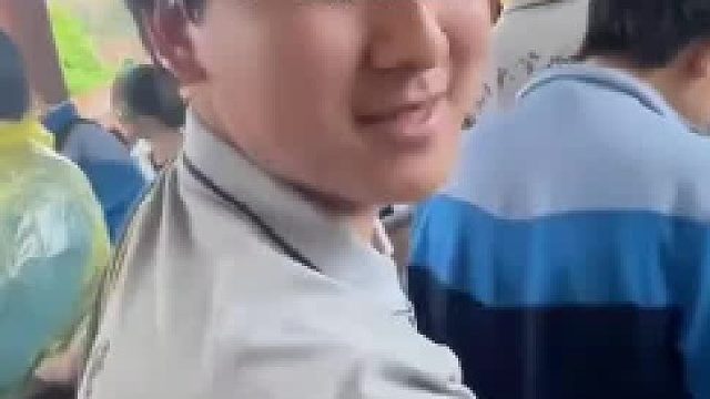 迪士尼一外籍女子试图插队被中学生用身体阻挡并全程录像最终工作人员介入制止。