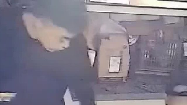 快递 “嘭”一声突然“爆炸”飞了出去，罪魁祸首竟是