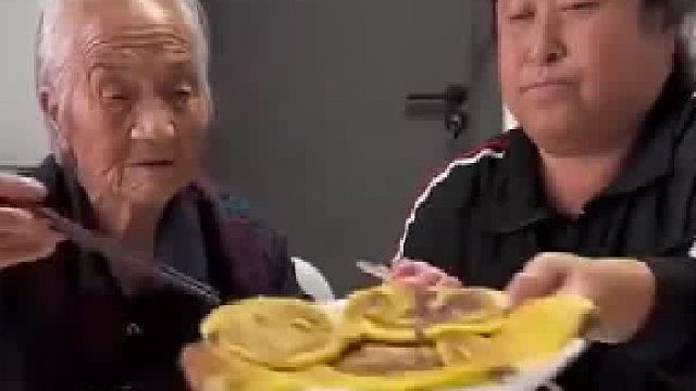 媳妇嫌婆婆夹饼太慢 只好主动帮忙 网友：不主动筷子挨个试