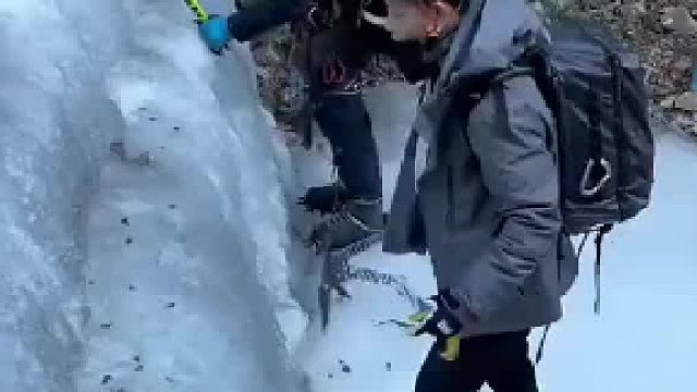 驴友买了一身装备想去爬冰山，没想到只有一点冰坡坡