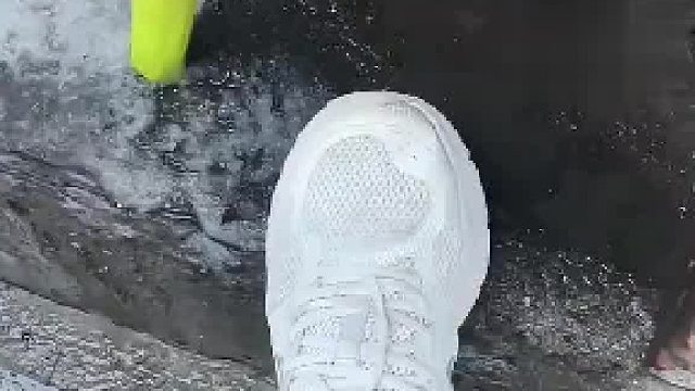 男子晒出小白鞋“大变样”，一到雪地雪地鞋子就变脏了