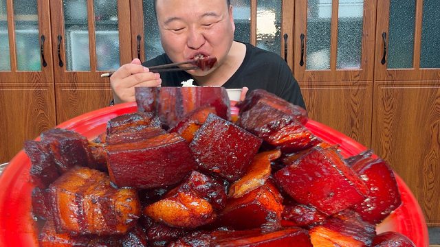 冰箱有块五花肉，阿强做红烧肉，肥而不腻，香气四溢，大快朵颐