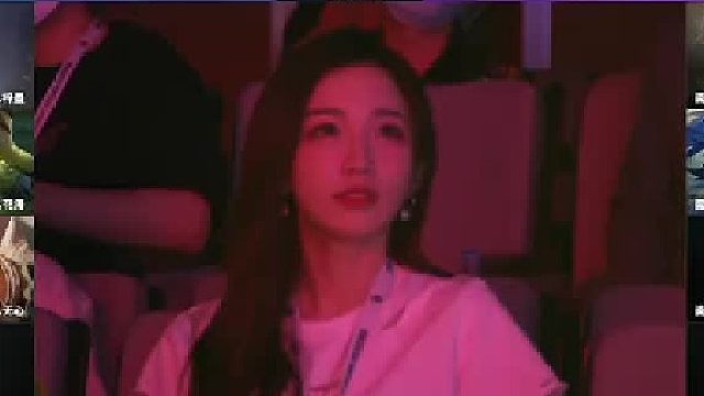 解说小鹿也去看比赛了，导播老师是会给镜头的