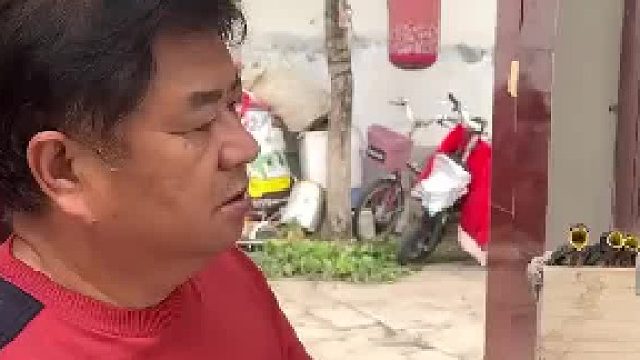 男子在屋檐下安装假燕子窝，没事就拿下来看看小燕子