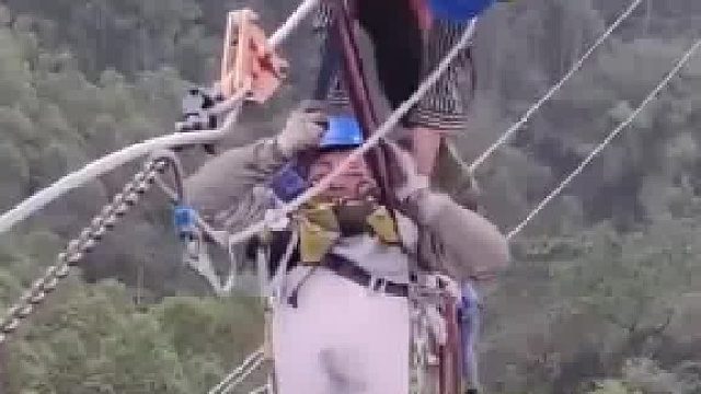 电力工人高空作业，安全装备不可少