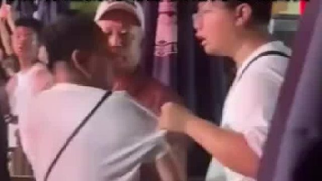 全场安静！小伙怒怼插队者，三连“排队去”直接拿捏
