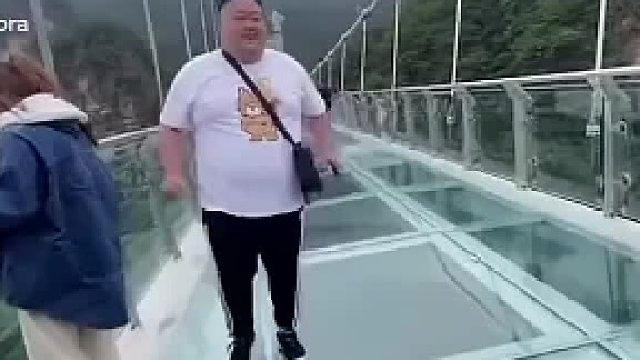 他咋不掉下去呢？