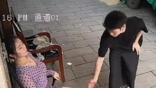 偷偷亲一下呗，吵醒她干嘛