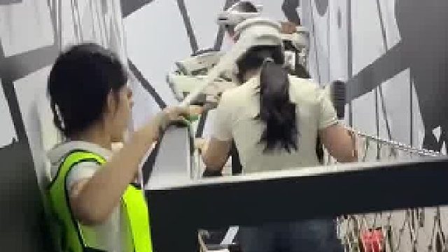 网友挑战秘境空间，工作人员在一旁“捣乱”，玩家叫破喉咙，网友：工作人员感觉比客人还好玩