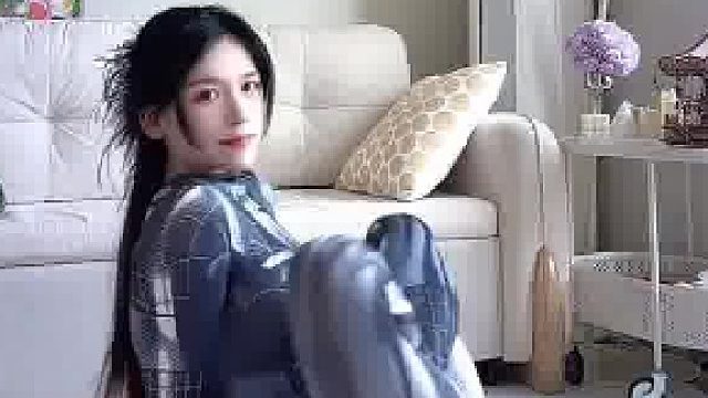 女子练瑜伽展示柔韧度，双腿折叠程度令人目瞪口呆