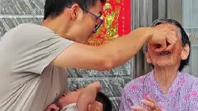 97岁的把奶奶不肯喝药，俩人表演了一招“声东击西”