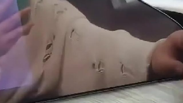 新车买回来第一件事就是吧显示屏的膜撕掉。网友：还以为把歌词撕掉了