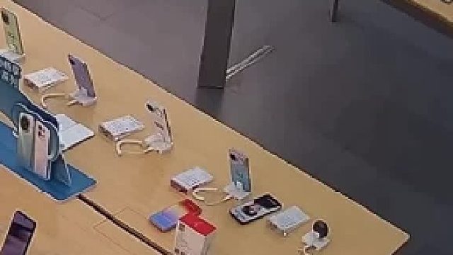 正大光明走进手机店，想偷手机被抓个正着，店员：还想0元购 当警报器是摆设