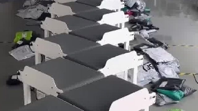 电商退货的衣服全靠机器分拣，机器自动识别、分拣，高效又精准