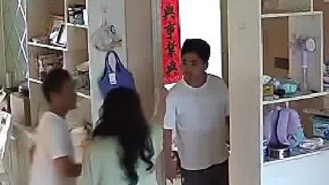 刚拖好的地，小叔子进门不换鞋踩脏，女子忍无可忍训斥小叔子​