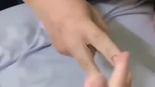 网友和男友猜拳输的一方给猫咪咬一口