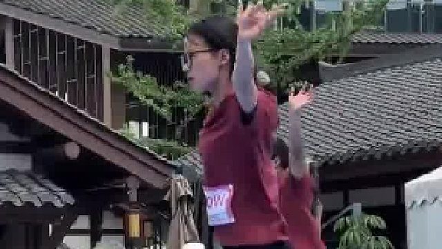 女子参加扁带公开赛，仅用4秒就到达终点