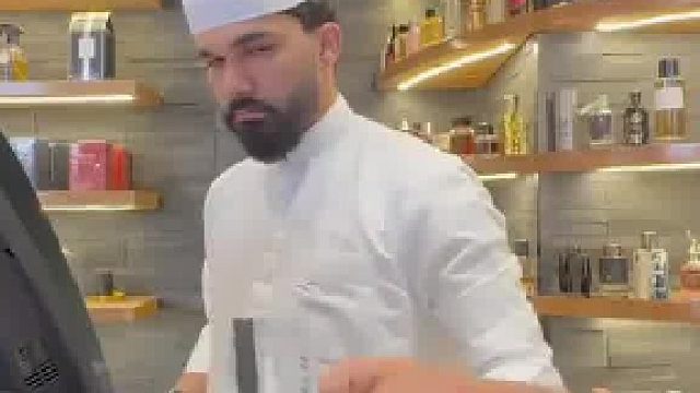 当迪拜服务员看到顾客抢着付钱时，店员小哥：这点钱至于争吗