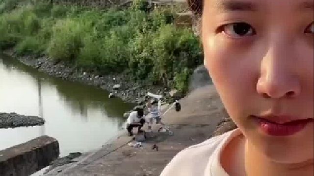 爸爸出门遛娃三小时，不回信息不接电话，妈妈急疯了在河边找到人
