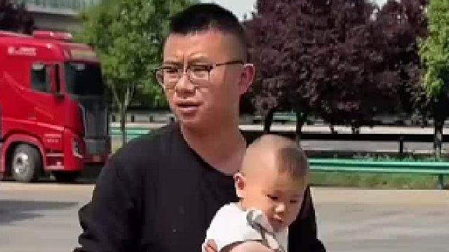 爸爸带娃永远出人意料，幼崽默默承受一切，又可怜又好笑