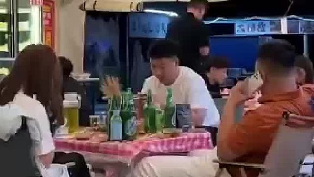 后面大哥：这货吃啥了