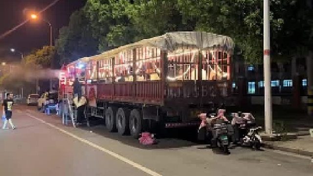 街头偶遇“卡车烧烤”车厢里坐满食客 满满的烟火气