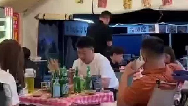 老板见顾客是老朋友 结账时直接“狮子大开口” 网友：后面大哥差点吓酒醒
